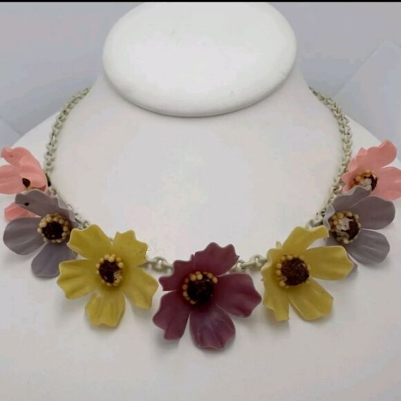 VINTAGE ART DECO CELLULOID FLOWER ON ENAMELED METAL CHAIN CHARM DANGLE NECKLACE - Picture 1 of 1